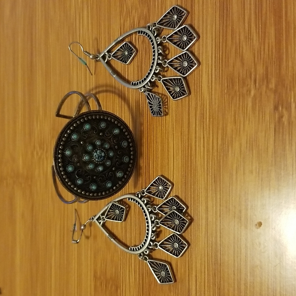 Bracelet and earrings